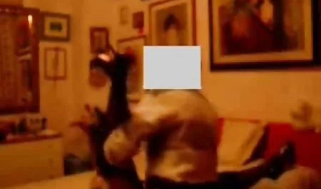 Masturbación con la mano en videos xxx de maduras calientes las escaleras