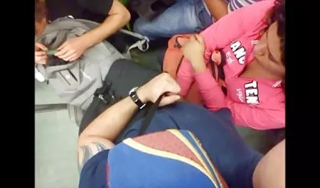 Una mujer joven mujeres maduras fogosas con un verdadero