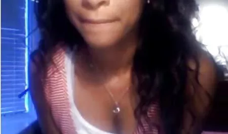 Con el cabello negro maduras calientes con jóvenes arrancó mal