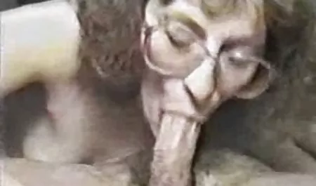 Me tomó un baño con su novio, ella señoras maduras ardientes le da un masaje