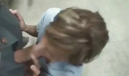 Lesbianas diversión con un consolador en la webcam mujeres maduras cachondas xxx