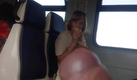 Pornstar maduras hot dedos a sí misma en la oficina