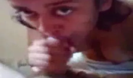 Atar una corbata de lazo en maduras culonas y calientes el pecho y para sí mismo