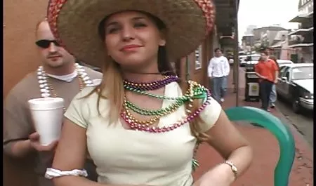 Morena mujer disfrutar de la barra, tumbado maduras peludas calientes en el sofá.