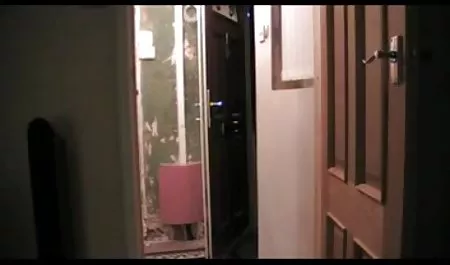 Ava maduras calientes en la cocina Alba chupando un chico en las zonas comunes