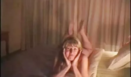 Hot xxx señoras calientes teen jugando con consolador delante de la cámara