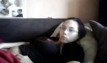 Seducir a la camarera mujeres calientes maduras cerdas con sus pechos.