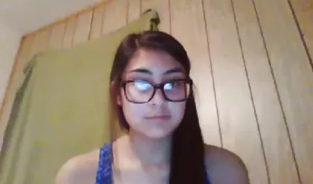 Amy Anderson chupa una polla mientras mira a la cámara. maduras calientes en la calle