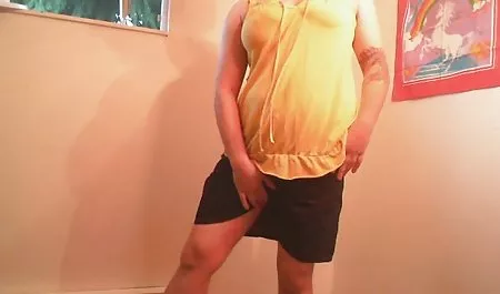 Dos lesbianas se divierten videos xxx maduras calientes en el patio.