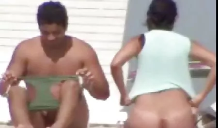 Levante ambas maduras calientes en castellano piernas y se