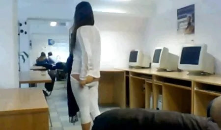 La abuela pantalones. Blanco y comienza a maduras calientes en la cocina masturbarse.