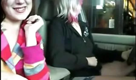 Kacey Jordan toca a sí misma en la maduras calientes en casa cama.