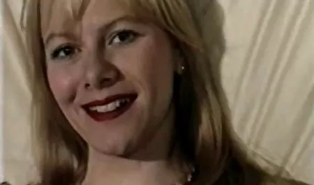 Ver orgía en un club donde todo el mundo maduras calientes tetonas está desnudo.