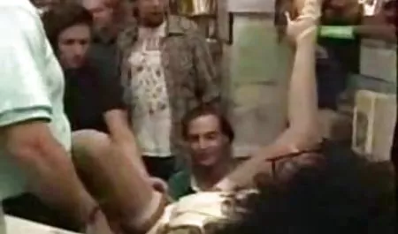 Ella sacudió morena madura caliente su hermoso culo, no lo tiene en el agujero