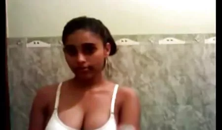 Una mujer con el pelo castaño, videos maduras hot la formación de una botella de agua en la vagina