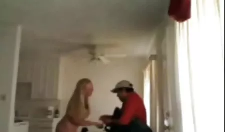 Tratar a una mujer como señoras españolas calientes a un perro