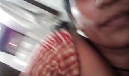 Red frito en el lado derecho de las escaleras culonas calientes maduras