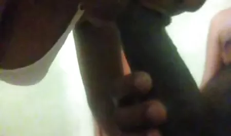 El reinado de la oscuridad con un vibrador en señoras de 60 años calientes la vagina