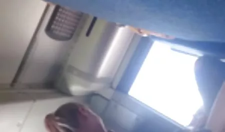 Morena de mallores calientes pollo solo en la parte superior del colchón, de Frambuesa
