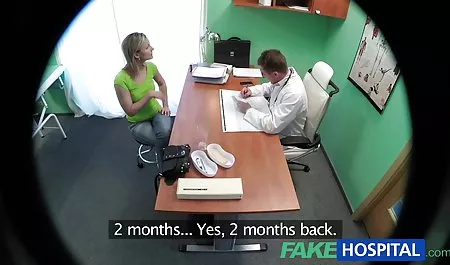 Una chica con el pelo rojo en la maduras calientes xx Habitación Roja