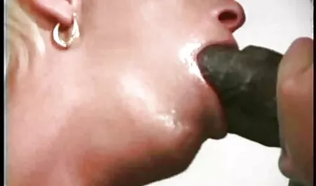 De plástico y belleza maduras calientes en el bus